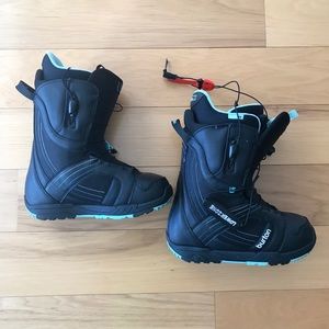 Like New Women’s 7.5 (US) Burton Snowboard Boots